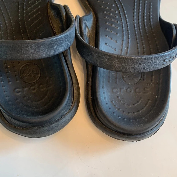 Crocs sandals woman’s size 6 black  with adjustable strap - Picture 3 of 9
